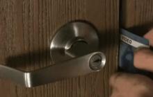 Как самому отремонтировать дверную ручку на межкомнатной двери Соскочили пружинки ручки на стальной двери